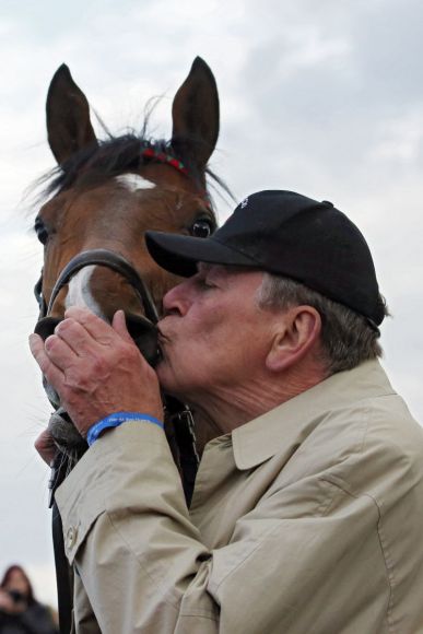 Der Traum vom Derby: Und mit Boscaccio auch das passende Pferd dazu. Rainer Hupe mit dem Mount Nelson-Sohn, den er sich auf der Koppel in Fährhof ausgesucht hat. www.galoppfoto.de - Frank Sorge