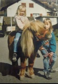 Jeder fängt mal klein an: Das erste Pony Jack - mit Sibylle Vogt am Führzügel und der kleinen Schwester Steffi im Sattel. Foto: privat
