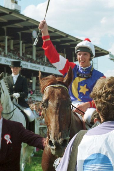 Weiß wie man in Hamburg gewinnt und reitet die Nr. 2 So Moonstruck: Lanfranco Dettori nach dem Deutschen Derby 1991 mit Temporal. ©galoppfoto - Frank Sorge