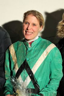 Siegreich im 1. Lauf zur Perlenkette: Eva Maria Herresthal freut sich nach dem Erfolg mit Ohne Tadel. Foto: Dr. Jens Fuchs