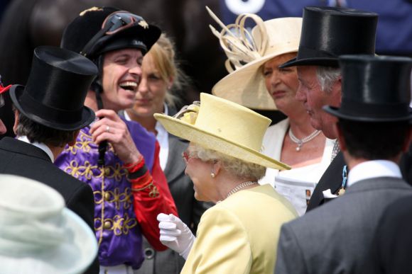 In bester Gesellschaft: Richard Hughes mit Queen Elizabeth in Royal Ascot. www.galoppfoto.de - Frank Sorge