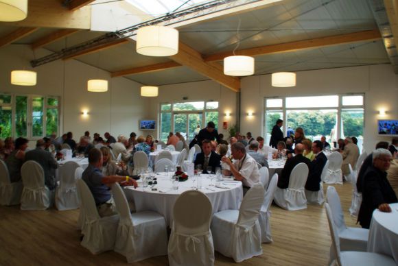 120 Gäste war bei der Eröffnung des neuen Teehauses in Düsseldorf dabei. www.dequia.de