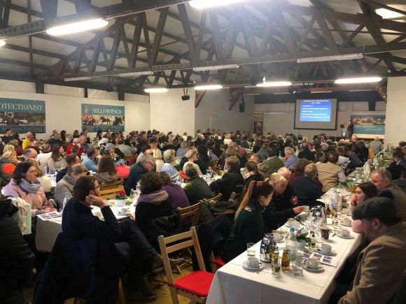 Die Deckhalle war bis auf den letzten Platz gefüllt: Volles Haus mit 350 Gästen beim Züchtertreff in Röttgen. Foto: Dequia